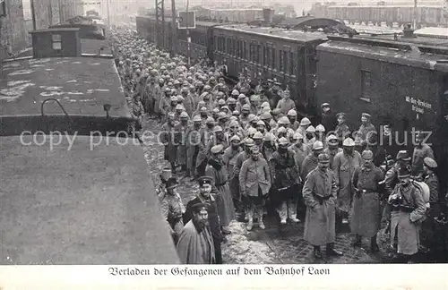 AK / Ansichtskarte Laon_Aisne Verladen der Gefangenen auf dem Bahnhof Laon_Aisne