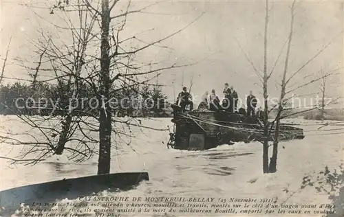 AK / Ansichtskarte Montreuil Bellay Catastrophe Nov 1911 Les 10 rescapesqui ont attendu o heures et transis montes sur le cote dun wagon avant detre ramenes sur la rive Montreuil Bellay