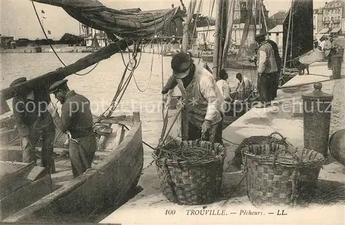 AK / Ansichtskarte Trouville sur Mer Pecheurs au port Trouville sur Mer