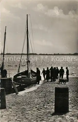 AK / Ansichtskarte Pauillac Un coin sur le port Voilier Pauillac