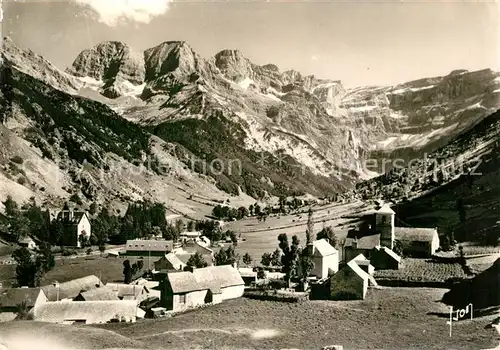 AK / Ansichtskarte Cirque de Gavarnie Le Village et le Massif du Marbore Cirque de Gavarnie