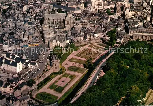 AK / Ansichtskarte Vannes Les jardins devant les remparts et la Cathedrale Vannes