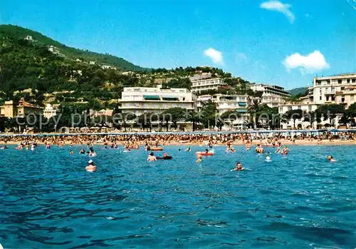 AK / Ansichtskarte Alassio Ora del bagno Strandleben Ansicht vom Meer aus Alassio