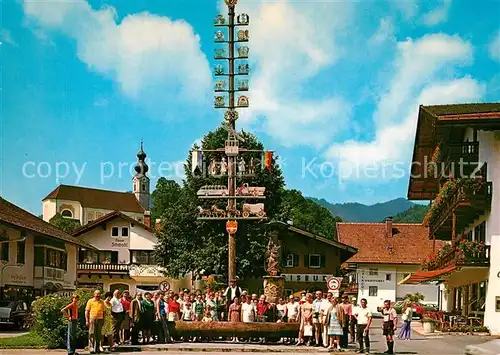 Ruhpolding Dorfplatz mit Maibaum Ruhpolding