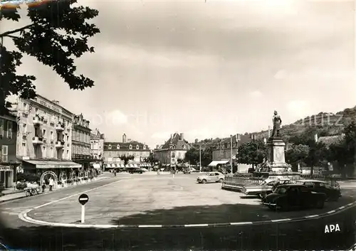 AK / Ansichtskarte Saint Cere Place de la Republique et Statue Canrobert Saint Cere