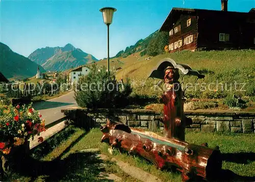 AK / Ansichtskarte Hirschegg_Kleinwalsertal_Vorarlberg Ignatzbrunnen Schnitzereien Widderstein Allgaeuer Alpen Hirschegg_Kleinwalsertal