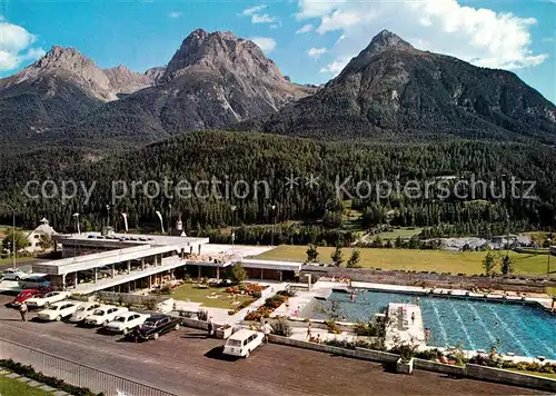 AK / Ansichtskarte Scuol_Tarasp_Vulpera Heilbad Sportanlage mit Schwimmbad gegen Lischanagruppe Scuol_Tarasp_Vulpera