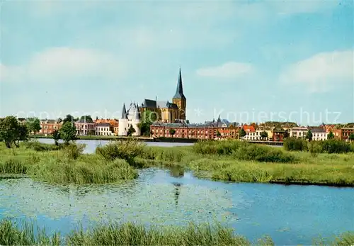 AK / Ansichtskarte Kampen_Niederlande De Ijssel met gezicht op de stad Koornmarktspoort en Bovenkerk Kampen_Niederlande