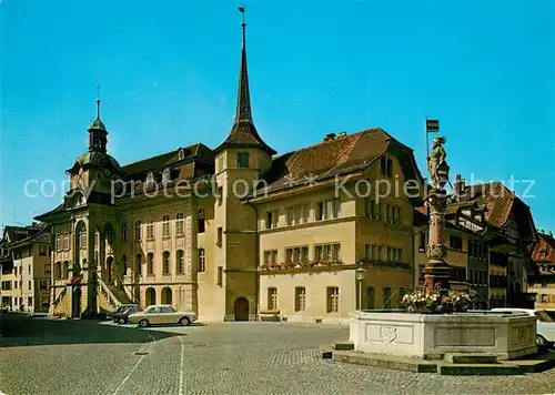 AK / Ansichtskarte Zofingen Thutplatz mit Rathaus Brunnen Zofingen