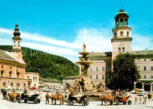 Salzburg_Oesterreich Glockenspiel Residenz mit Residenz Brunnen Fiaker Salzburg_Oesterreich