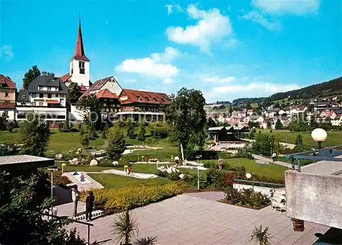 AK / Ansichtskarte Schonach_Schwarzwald Minigolfplatz Blick zur Kirche Schonach Schwarzwald