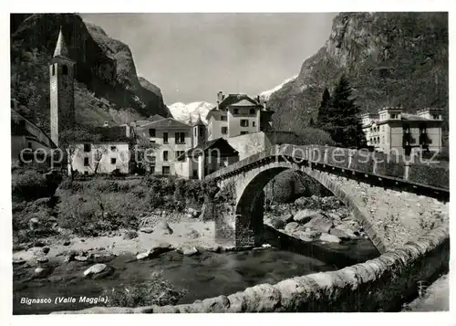 AK / Ansichtskarte Bignasco Partie am Fluss Steinbruecke Blick zur Kirche Alpen Bignasco