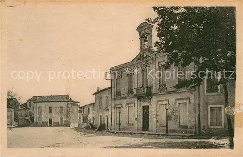 AK / Ansichtskarte Milhaud Place de la Mairie Milhaud