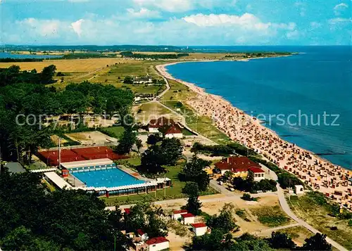 AK / Ansichtskarte Hohwacht_Ostseebad Freibad Tennisplaetze Strand Fliegeraufnahme Hohwacht_Ostseebad