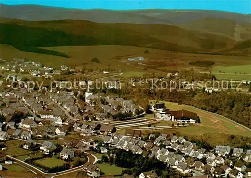 AK / Ansichtskarte Winterberg_Hochsauerland Eissporthalle und Kurmittelhaus Fliegeraufnahme Winterberg_Hochsauerland