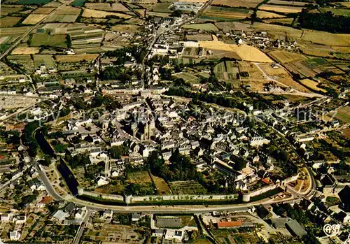 AK / Ansichtskarte Guerande Vue generale aerienne de la Vieille Ville LEglise St Aubin et les remparts Guerande