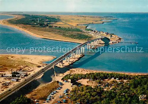 AK / Ansichtskarte Noirmoutier en l_Ile Le Pont reliant le Continent Vue aerienne Noirmoutier en l_Ile