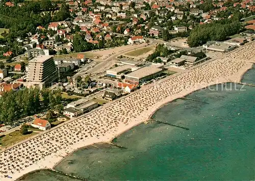 AK / Ansichtskarte Groemitz_Ostseebad Ostseeheilbad Strand Fliegeraufnahme Groemitz_Ostseebad