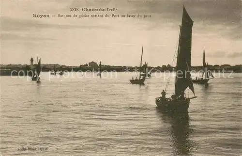 AK / Ansichtskarte Royan_Charente Maritime Barques de peche sortant du Port au lever du jour Royan Charente Maritime
