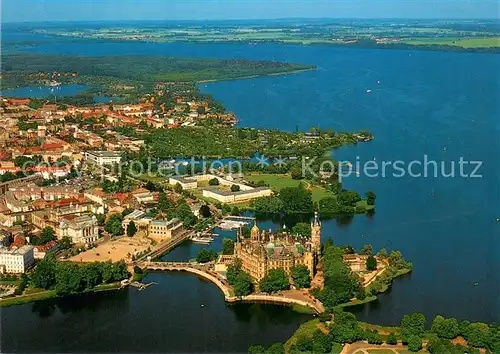 AK / Ansichtskarte Schwerin_Mecklenburg Fliegeraufnahme mit Schloss See Staatstheater Museum Marstall  Schwerin_Mecklenburg