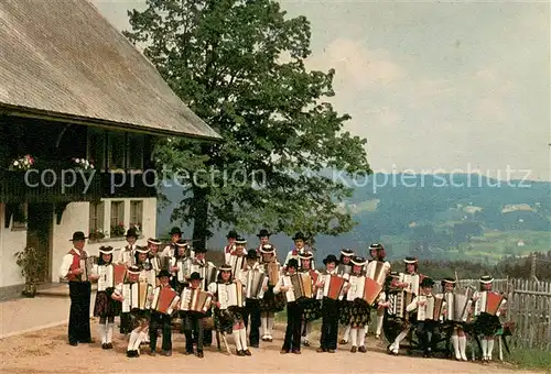 AK / Ansichtskarte Hinterzarten Akkordeon Gruppe Vor dem Urbanshof Hinterzarten