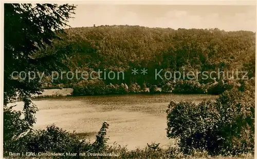 AK / Ansichtskarte Daun_Eifel Gemuendener Maar mit Dronkedenkmal ehemaliger Vulkan Daun_Eifel