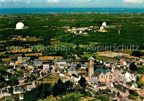AK / Ansichtskarte Pleumeur Bodou Le bourg et la station spatiale Vue aerienne Pleumeur Bodou
