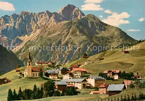 AK / Ansichtskarte Hirschegg_Kleinwalsertal_Vorarlberg mit Kirche und Widderstein Hirschegg_Kleinwalsertal