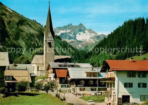 AK / Ansichtskarte Mittelberg_Kleinwalsertal Ortspartie mit Kirche Mittelberg_Kleinwalsertal