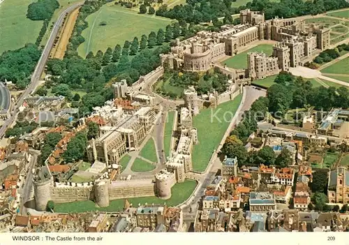 AK / Ansichtskarte Windsor_Castle The Castle from the air Windsor_Castle