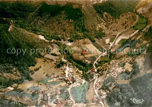 AK / Ansichtskarte Baume les Messieurs Village de Baume les Messieurs Vallee donnant acces aux Grottes Vue aerienne Baume les Messieurs