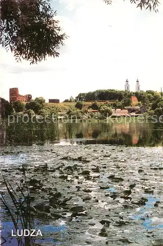 AK / Ansichtskarte Ludza Uferpartie am Fluss Blick zur Stadt 