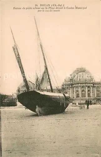 AK / Ansichtskarte Royan_Charente Maritime Bateau de peche sur la plage devant le Casino Municipal Royan Charente Maritime