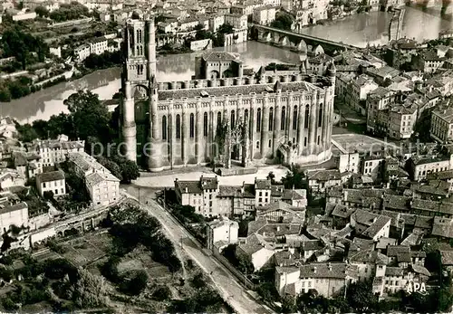 AK / Ansichtskarte Albi_Tarn Vue aerienne sur la Basilique Sainte Cecife et la vieille ville Albi_Tarn