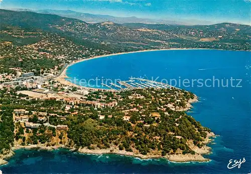 AK / Ansichtskarte Cavalaire sur Mer Vue aerienne sur le Cap Cavalaire le port et les nouveaux lotissements Au loin a droite La Croix Valmer Cavalaire sur Mer