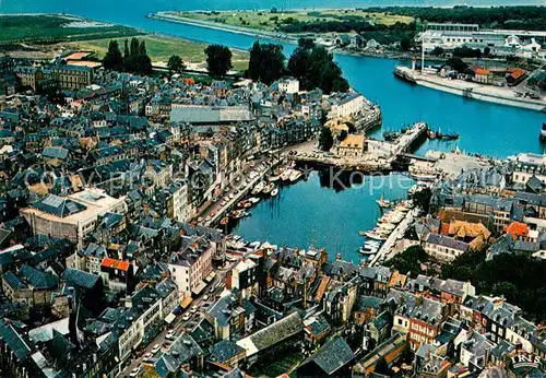 AK / Ansichtskarte Honfleur La ville et le port vue aerienne Honfleur