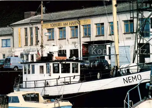 AK / Ansichtskarte Sassnitz_Ostseebad_Ruegen Toepferei am Hafen Fischkutter Sassnitz_Ostseebad_Ruegen