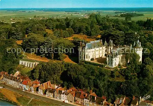 AK / Ansichtskarte Chaumont sur Loire La cour dhonneur du chateau dominant la ville vue aerienne Chaumont sur Loire