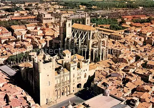 AK / Ansichtskarte Narbonne_Aude Vue aerienne sur lHotel de Ville La Cathedrale St Just auf fond le Palais du Travail Narbonne Aude