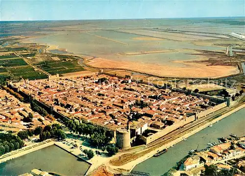 AK / Ansichtskarte Aigues Mortes_Gard Ensemble de la Cite vu du ciel Les marais salants et la mer Aigues Mortes Gard