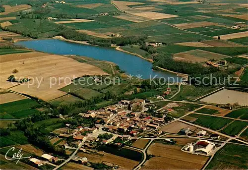 AK / Ansichtskarte Saint Sardos_Tarn et Garonne Vue aerienne du village et Lac de Combecave Saint Sardos