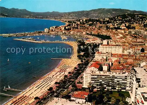 AK / Ansichtskarte Cannes_Alpes Maritimes La Croisette et le port Cote d Azur vue aerienne Cannes Alpes Maritimes