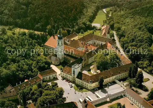 AK / Ansichtskarte Heiligenkreuz_Niederoesterreich Stift Heiligenkreuz im Wienerwald Fliegeraufnahme Heiligenkreuz