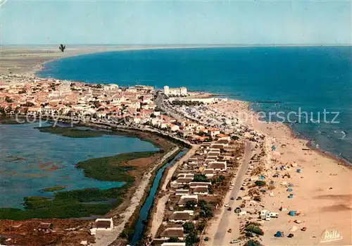 AK / Ansichtskarte Les_Saintes Maries de la Mer Vue aerienne sur la plage et les cabanes de gardians Les