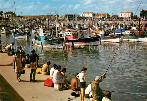 AK / Ansichtskarte La_Cotiniere Une Partie de Peche sur le Port La_Cotiniere