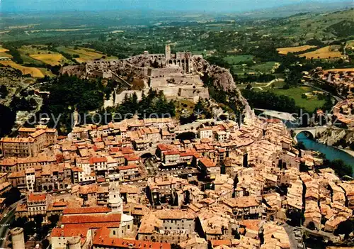 AK / Ansichtskarte Sisteron La Ville et la Citadelle dominant la Vallee de la Durance Vue aerienne Sisteron