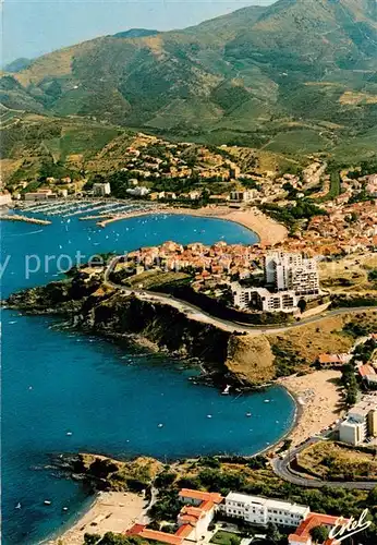 AK / Ansichtskarte Banyuls sur Mer Vue aerienne de la ville et du port domines par les Alberes Banyuls sur Mer