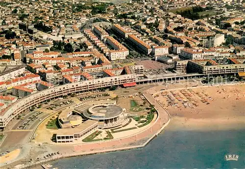 AK / Ansichtskarte Royan_Charente Maritime Vue aerienne Le Casino et le Front de Mer au centre Le Boulevard Briand et le Marche Royan Charente Maritime