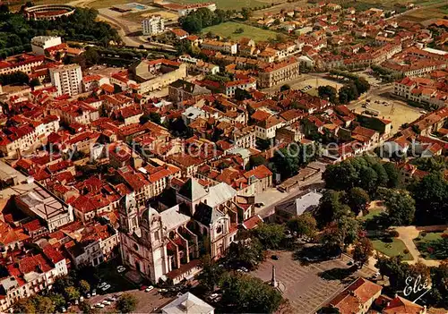 AK / Ansichtskarte Dax_Landes La cathedrale avec ses beaux jardins Les arenes et la nouvelle piscine Vue aerienne Dax_Landes