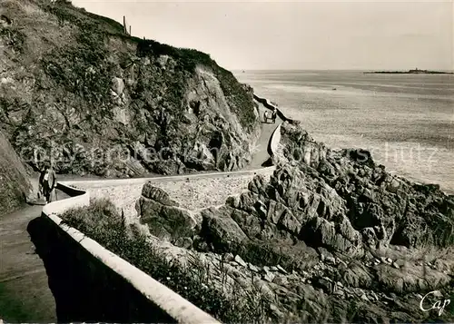 AK / Ansichtskarte Saint Quay Portrieux La Promenade le long de la Cote Sauvage Saint Quay Portrieux